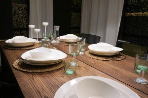 Stoły bukowe i sosnowe – nieodłączny element każdego domu.