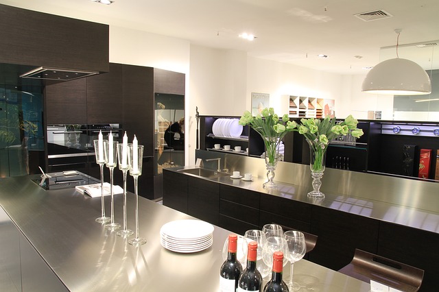 Jak wybrać idealny stół do kuchni? Stoły szklane czy lakierowane?