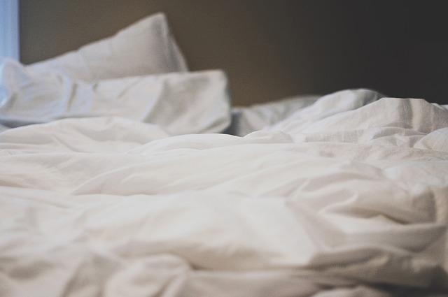 Cechy idealnego łóżka. Białe łóżko podwójne do sypialni