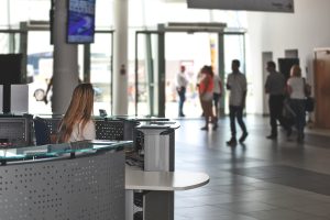 Meble biurowe – ujednolicona polityka. Wyposażenie recepcji w Krakowie